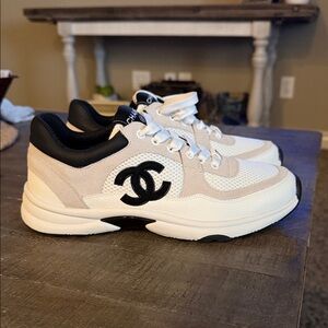 Chic Sneakers in Black and White